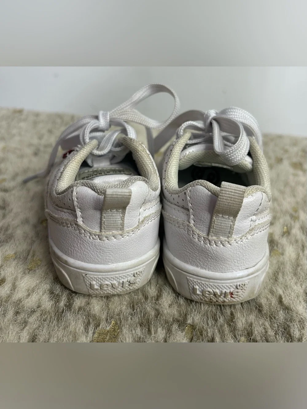 5 for $25🔥Levi's White Sneakers Baby‎ Size 6